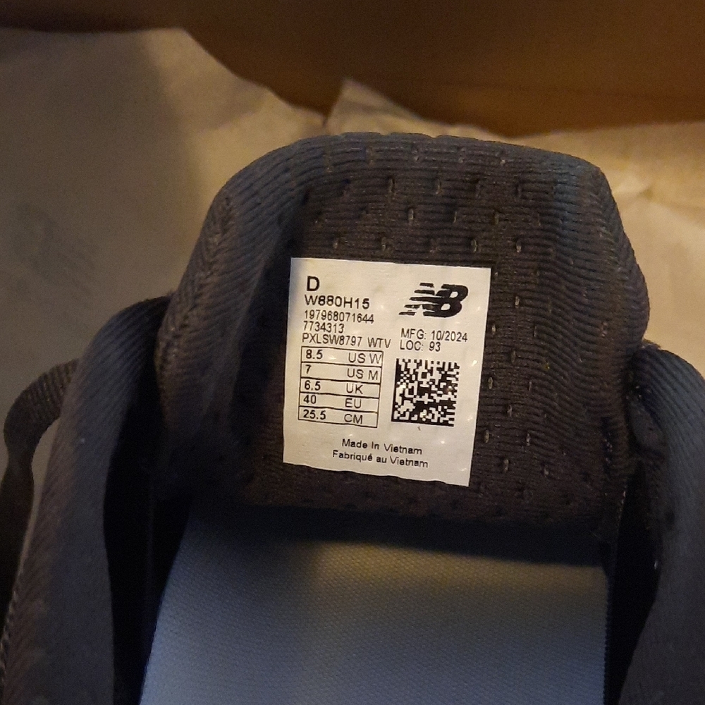 New Balance Black and White Athletic Shoes with Retro Silhouette - Picture 5 of 8